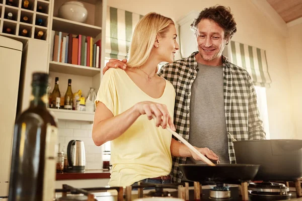 Cozinhar Com Seu Cônjuge Fortalece Seu Relacionamento Casal Cozinhar Uma — Fotografia de Stock