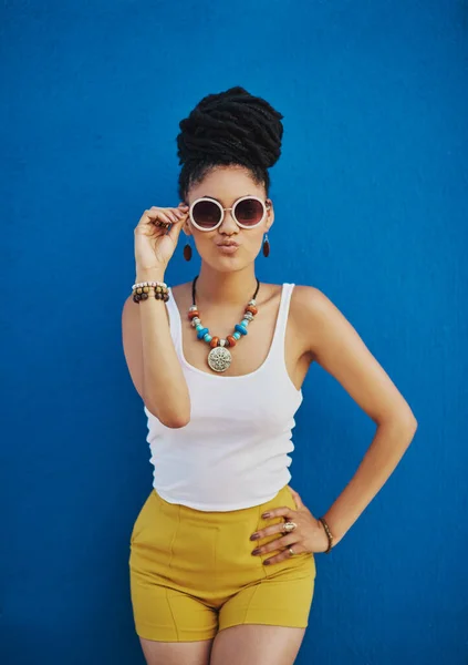 그녀의 재밌는 모습으로 세상을 바라보고 있습니다 파란색 배경에 선글라스를 매력적 — 스톡 사진