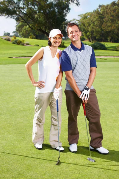 Golf Sahasında Ayakta Duran Bir Çift Golf Sahasında Dikilen Gülümseyen — Stok fotoğraf