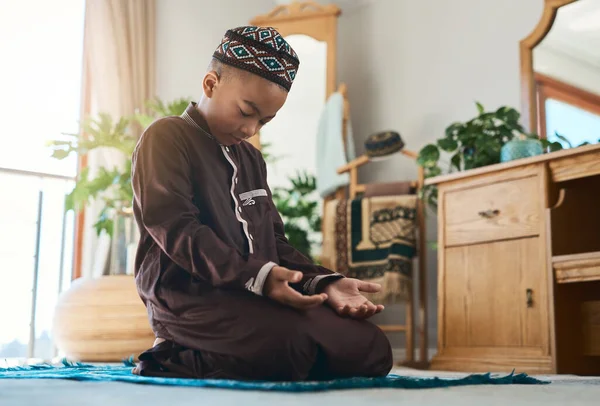 彼はすべての心の中にあるものを知っている 自宅のラウンジで祈っていた若いイスラム教徒の少年が — ストック写真
