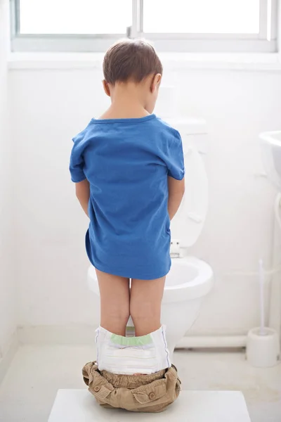 彼が何であるかをあなたに示す バスルームに行く若い男の子のレビューショット — ストック写真