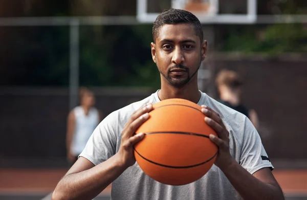 Время Игры Портрет Спортивного Молодого Человека Стоящего Баскетбольной Площадке — стоковое фото