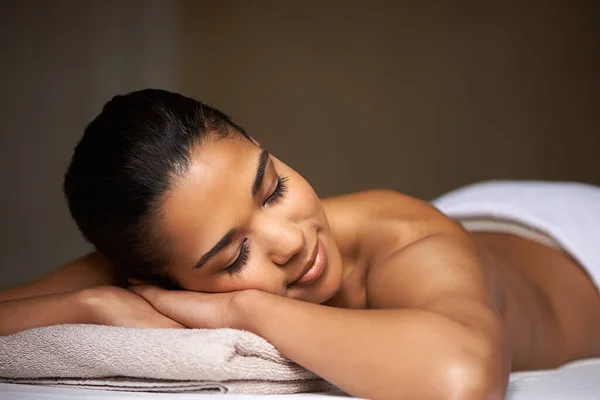 Kobieta Spanie Lub Masaż Dla Klienta Relaks Dla Zen Odpoczynku — Zdjęcie stockowe