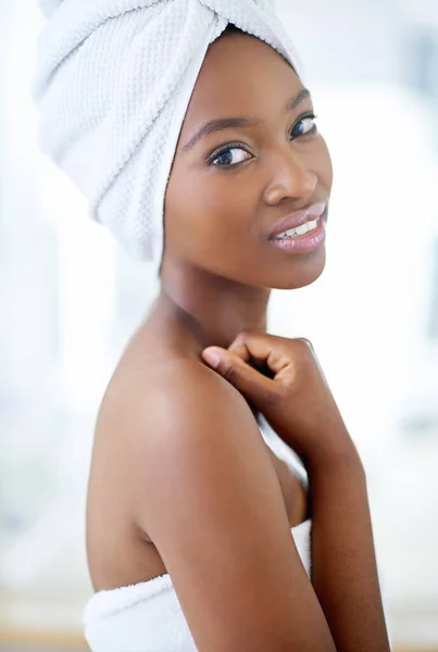 Feeling Fresh Ready Day Beautiful Young Woman Her Daily Beauty — Stock Photo, Image