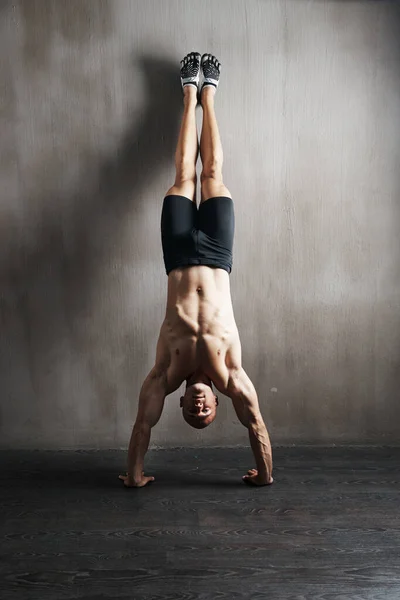 Fitness Cuerpo Pared Hombre Haciendo Handstand Para Entrenamiento Muscular Enfoque — Foto de Stock