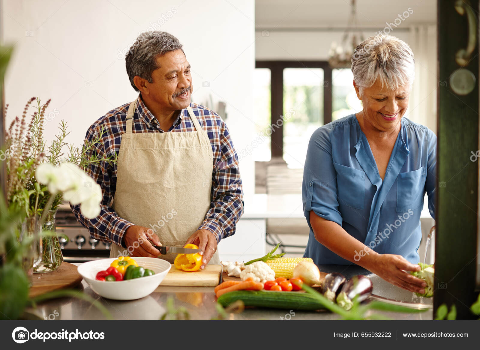 Comida Pareja Ancianos Cocinar Mientras Están Felices Cocina Casa