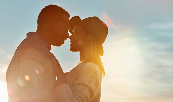 Kärlek Vacker Känsla Ett Lyckligt Ungt Par Som Delar Romantisk — Stockfoto