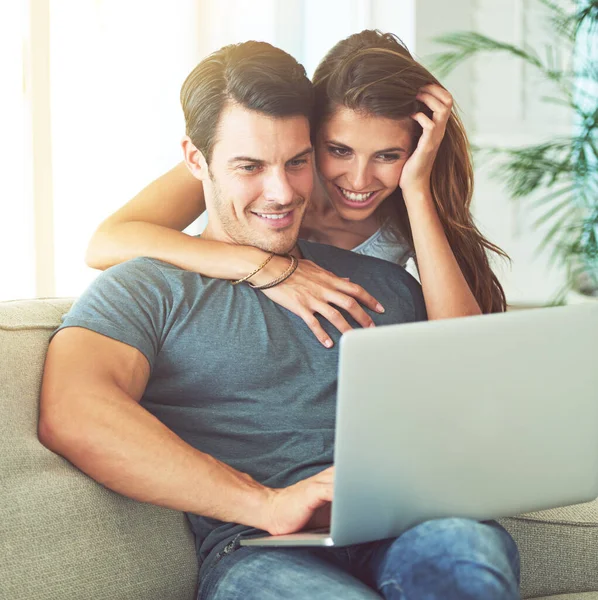 カップルとして接続します 自宅のノートパソコンを使っている若いカップルが — ストック写真