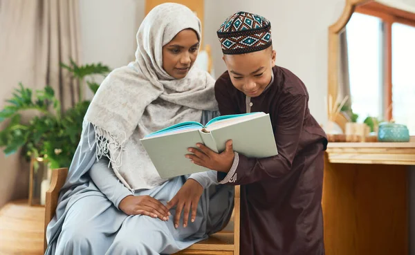 今天是读者 明天是领导者 一位年轻的穆斯林母亲和她的儿子呆在家里 — 图库照片