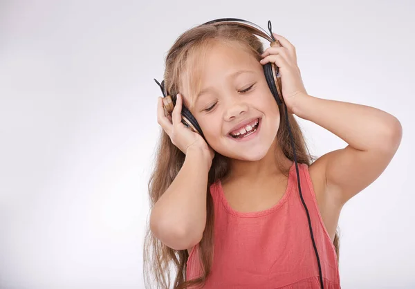 Jest Bardzo Muzykalnym Dzieckiem Studio Ujęcie Małej Dziewczynki Śpiewającej Razem — Zdjęcie stockowe