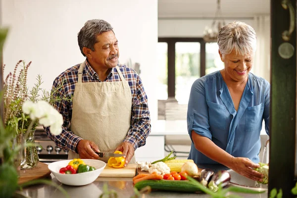 老两口 在自家厨房里快乐地做饭 同事或帮手 蔬菜和上了年纪的已婚人士一起在家里做饭或吃午饭 — 图库照片