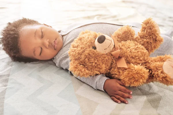 Slapen Teddybeer Pasgeborene Met Baby Slaapkamer Voor Comfort Ontwikkeling Onschuld — Stockfoto