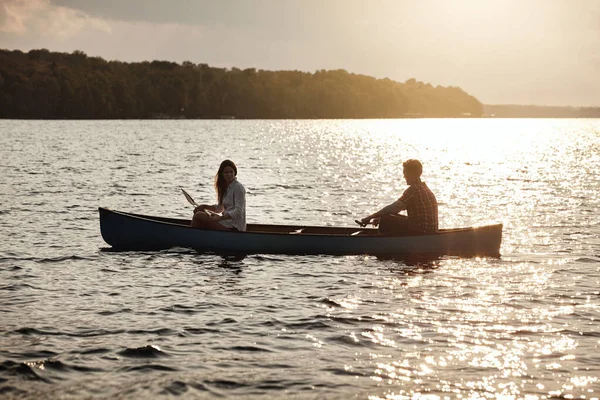 Just Two Lake Today Young Couple Rowing Boat Out Lake — Stock Photo, Image