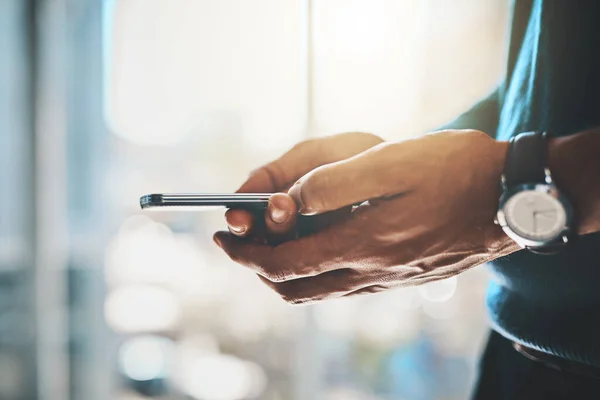 Halten Sie Ihr Unternehmensnetzwerk Dicht Ein Geschäftsmann Mit Einem Mobiltelefon — Stockfoto