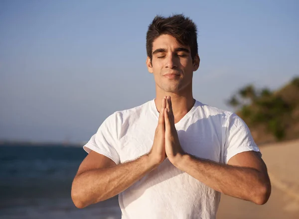 Evrenle Bir Sahilde Yoga Yapan Genç Bir Adam — Stok fotoğraf