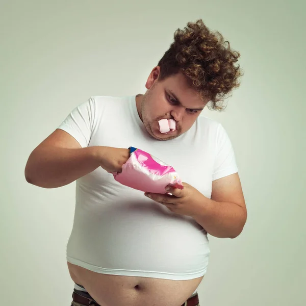 Şekerlemeler Yetmiyor Ağzına Lokum Tıkıştırılmış Şişman Bir Adam — Stok fotoğraf