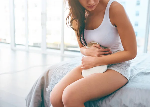 Mujer Dolor Estómago Botella Agua Caliente Para Los Calambres Menstruales — Foto de Stock