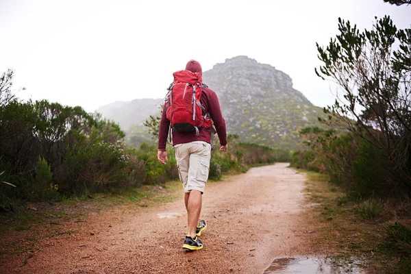 危険な地形に向かっている 山の中をハイキングしている若い男が — ストック写真