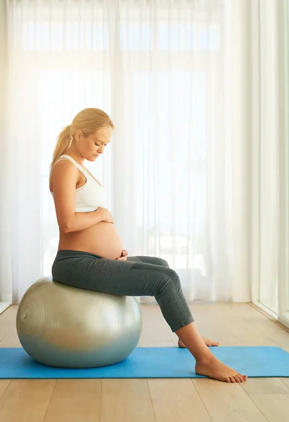 Kendisini Bebeğini Sağlıklı Tutuyor Evde Egzersiz Topuyla Çalışan Hamile Bir — Stok fotoğraf