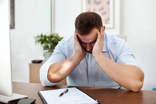 Stress Dor Cabeça Homem Negócios Escritório Com Documentos Para Burnout — Fotografia de Stock