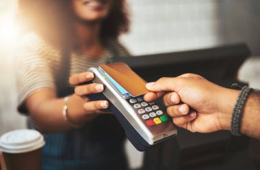 Fintech, alışveriş ve dijital işlemler için kahve dükkanındaki insanların ödemeleri, kredi kartları ve elleri. Po makinesi, kafe ve mağaza için müşteri ve garsonların yakın çekimleri ile teknoloji, perakende ve satış.