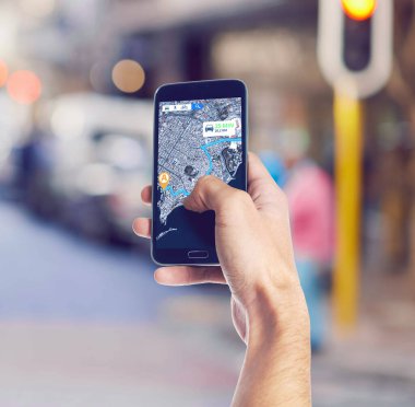 El, haritalar ve şehirdeki GPS 'li telefonlar seyahat, keşif ya da gezi yönleri için. Şehir caddesinde ya da karayolunda gezinti ya da rota için çevrimiçi navigasyon uygulamasına sahip teknoloji, konum ve cep telefonu