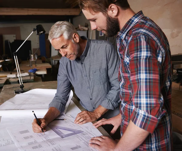 Timmerman Teamwork Tekenen Papier Met Discussie Constructie Design Werkplaats Senior — Stockfoto