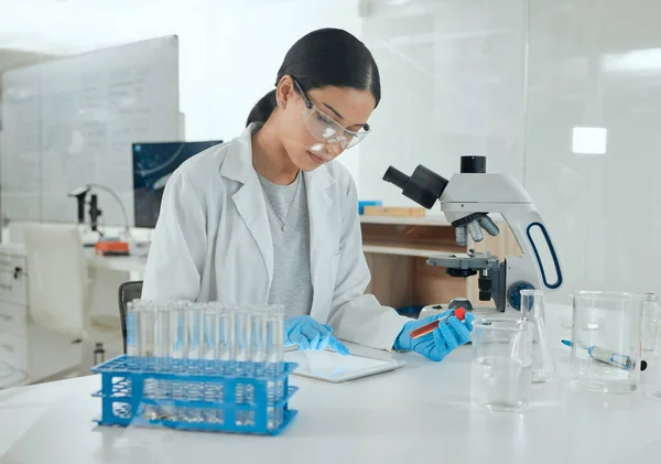 Science Overnight Gig Young Scientist Using Her Digital Tablet Lab — Stock Photo, Image