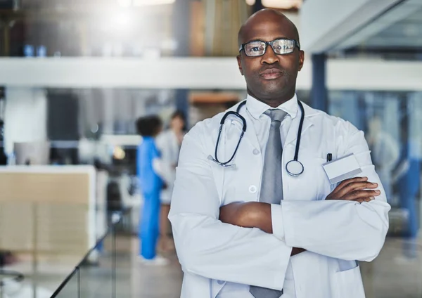 Tua Saúde Vem Primeiro Retrato Médico Confiante Trabalhando Hospital Com — Fotografia de Stock