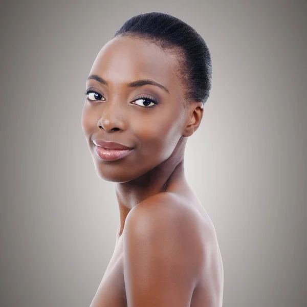 Obefläckfri Perfektion Vacker Afrikansk Kvinna Ler Mot Kameran Isolerad — Stockfoto