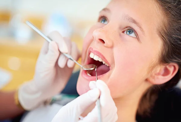 Allt Ser Kvinnlig Tandläkare Och Barn Tandläkare Kontor — Stockfoto