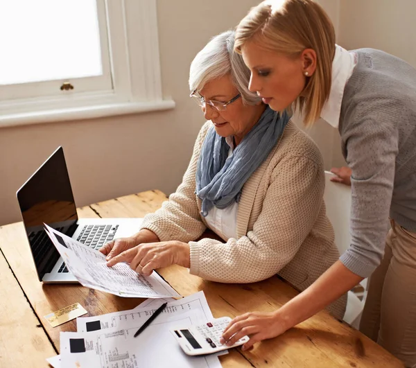 老年妇女和账单 笔记本电脑或计算器放在桌上 以节省家里的预算和开支 财务和老年妇女 或在家中用个人计算机或技术纳税或养恤金 — 图库照片