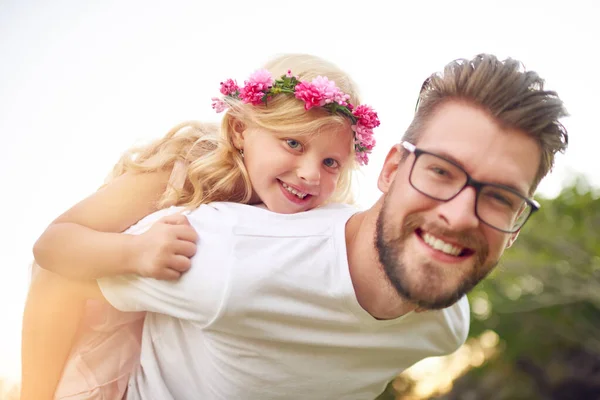 Vždycky Kryje Záda Šťastný Otec Dává Své Dceři Svezení Zádech — Stock fotografie