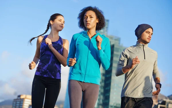 She Leads Pack Three Young Joggers Out Run City — Stock Photo, Image