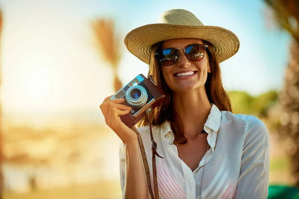 Happens Ill Capture Attractive Young Woman Using Camera Summers Day — Stock Photo, Image
