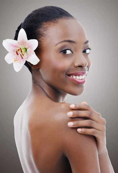 Floraler Touch Porträt Einer Schönen Afrikanisch Amerikanischen Frau Posiert Studio — Stockfoto