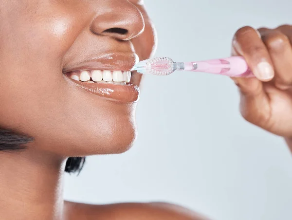 Say Hello Healthy Smile Studio Shot Attractive Young Woman Brushing — Stock Photo, Image