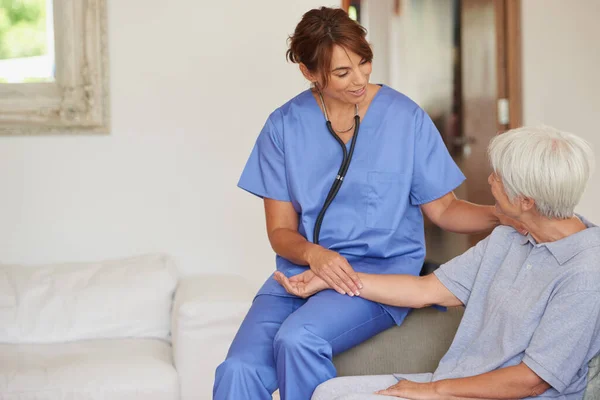 Sie Kümmert Sich Das Allgemeine Wohlbefinden Ihrer Patienten Eine Krankenschwester — Stockfoto