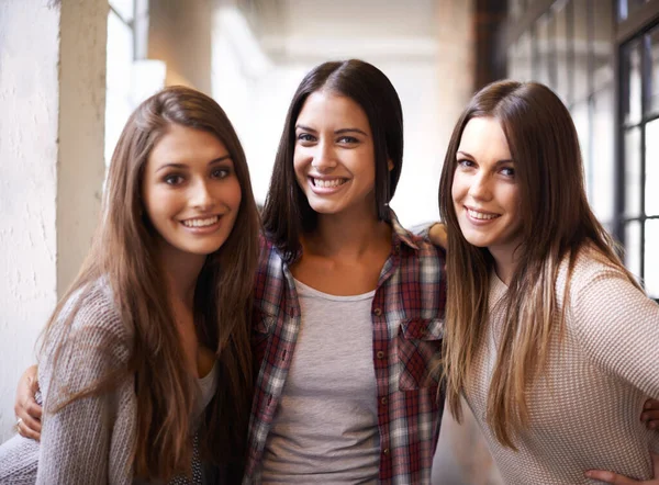 Educación Universidad Retrato Mujeres Con Sonrisa Para Estudiar Clase Aprender —  Fotos de Stock