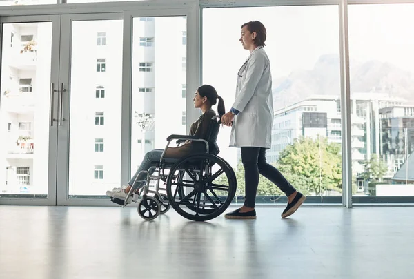 Wraca Dziś Domu Młoda Lekarka Pchająca Pacjenta Wózku Inwalidzkim Szpitalu — Zdjęcie stockowe