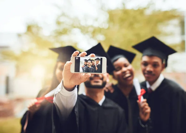 Its Special Day Them Fellow Students Taking Selfie Together Graduation — Stock Photo, Image