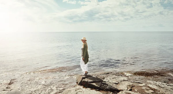 Нравится Чувствую Себя Свободнее Молодая Женщина Провела День Озере — стоковое фото