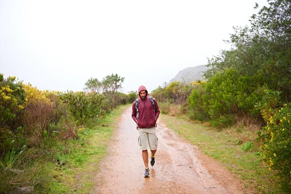 道路の終わり 山の中をハイキングしている若い男が — ストック写真