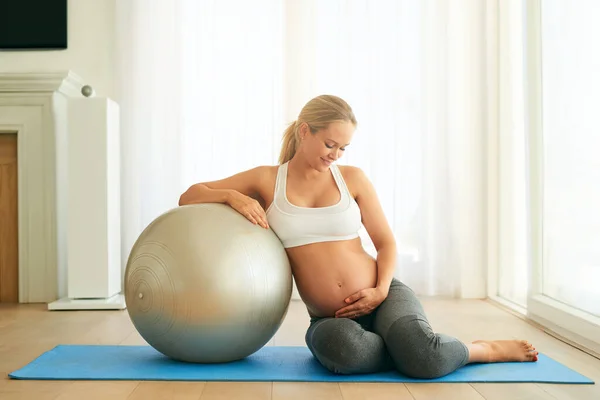 Bebeğine Hayattaki Sağlıklı Başlangıcı Veriyor Evde Egzersiz Topuyla Çalışan Hamile — Stok fotoğraf