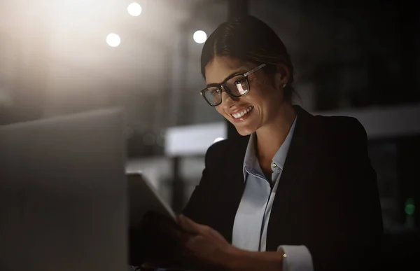 Nacht Büro Und Glückliche Frau Mit Digitalem Tablet Für Forschung — Stockfoto