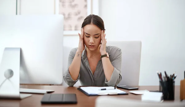 Migrén Fejfájás Üzletasszony Online Karrierkiégéssel Mentális Egészségügyi Kockázattal Hibával Agy — Stock Fotó