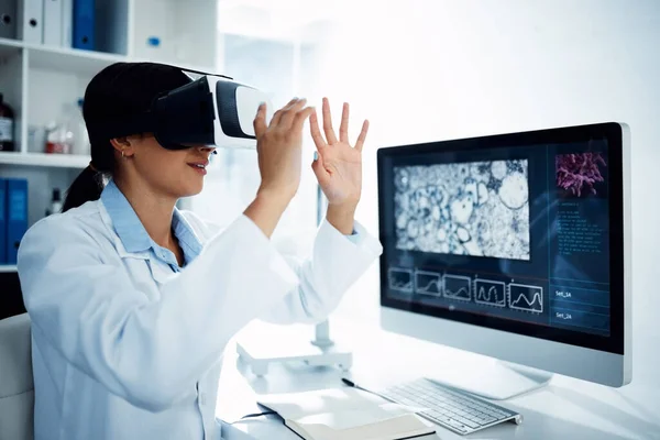 Healthcare Wins All Win Scientist Using Virtual Reality Headset While — Stock Photo, Image