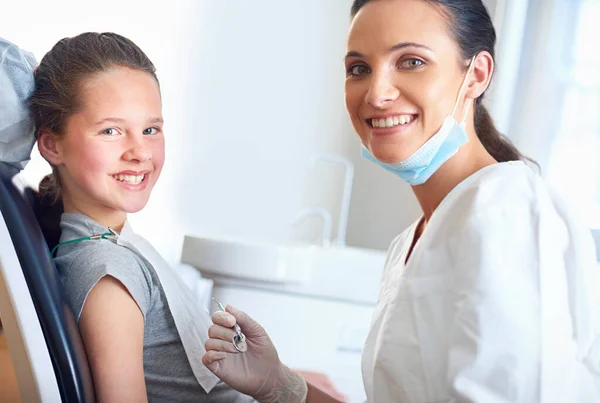 Otra Revisión Perfecta Retrato Una Dentista Niño Consultorio —  Fotos de Stock