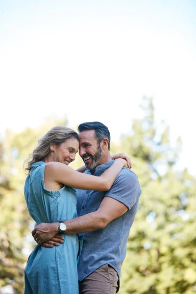 Kärlek Bara Något Man Känner Ett Lyckligt Par Omfamnar Parken — Stockfoto