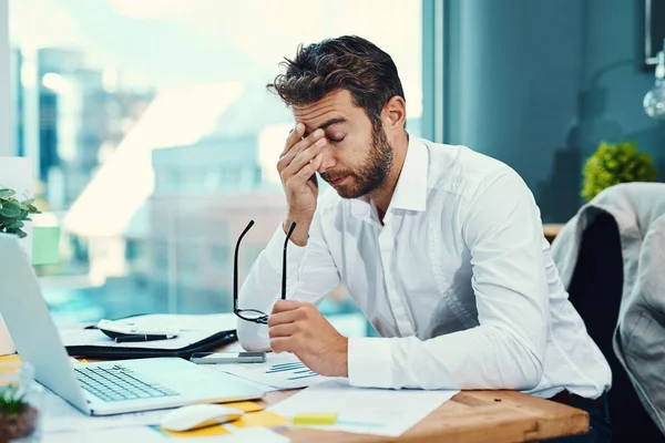 Stres Związany Pracą Wywołuje Silny Ból Głowy Młody Biznesmen Wyglądający — Zdjęcie stockowe